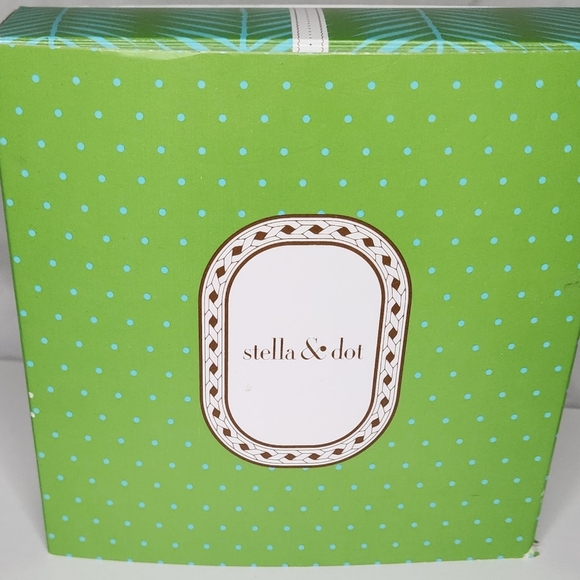 New Stella & Dot Devina Statement Necklace
Gold Pink Jade Collier - Picture 2 of 6